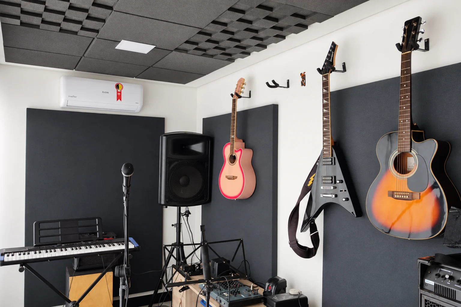 Instrumentos e tratamento acústico na sala de música da residência Lago Sul