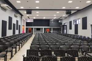 Auditório e painéis acústicos da Comunidade Cristã Monte Santo, Bauru