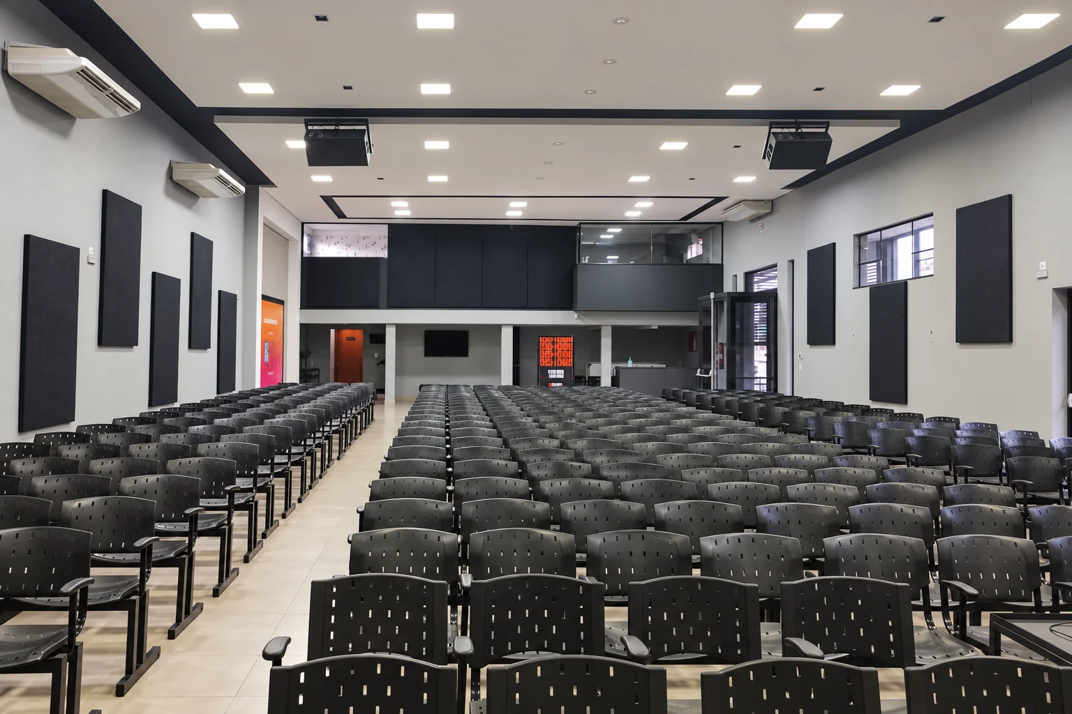 Auditório e painéis acústicos da Comunidade Cristã Monte Santo, Bauru