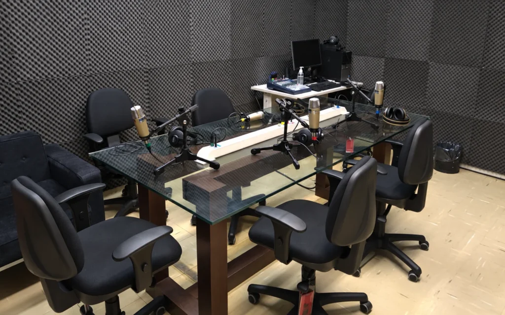 Estúdio de podcast do Jornal da Cidade com quatro microfones