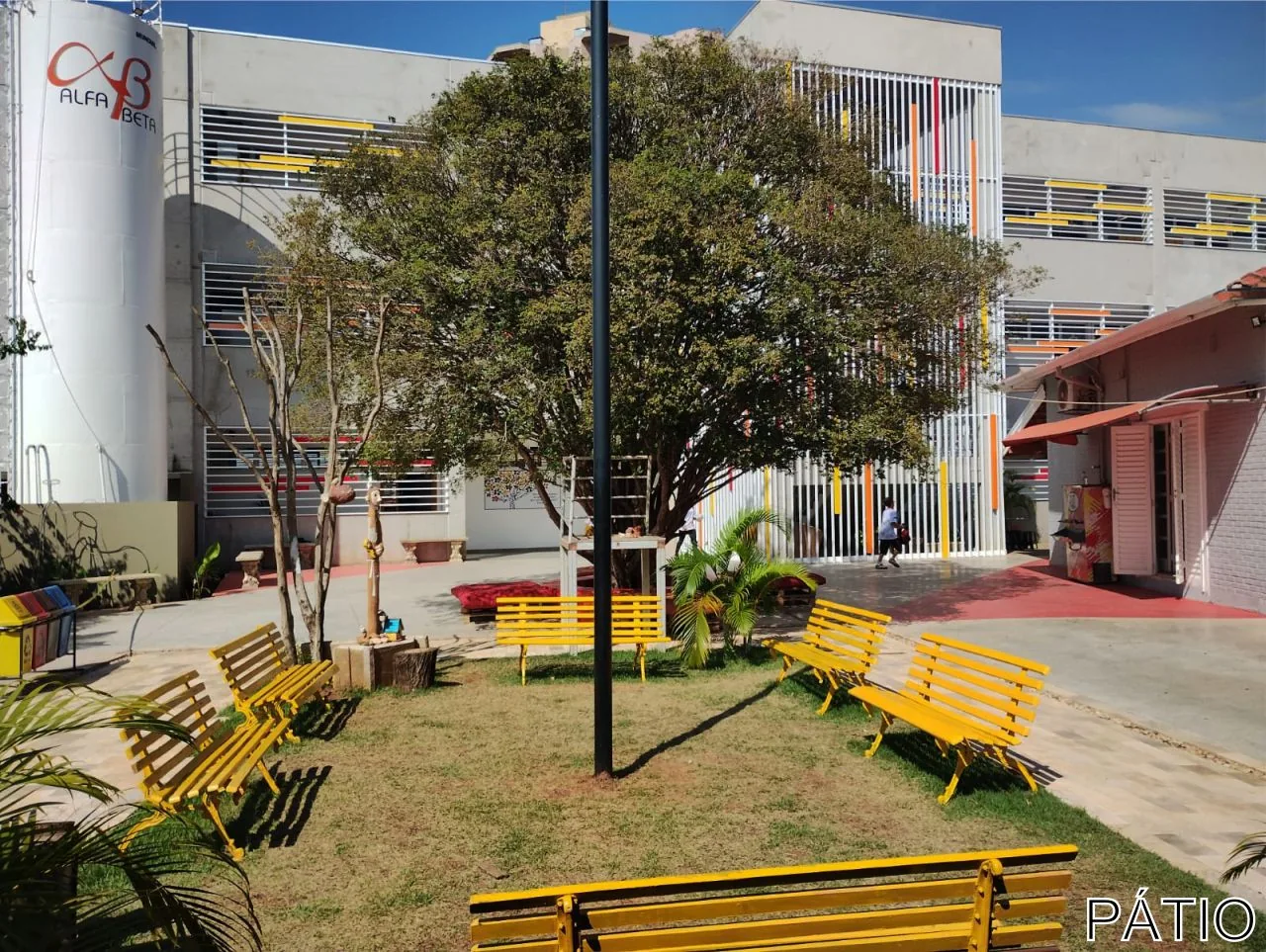 Escola Alfa Beta — Distribuição de áudio no prédio, pátio, cantina e quadra.
